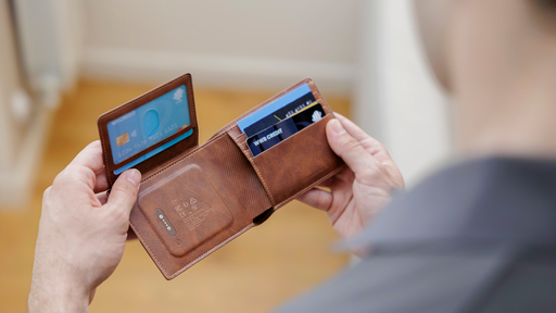 ESR GEO Wallet Review: A Slim Wallet With A Smart Secret